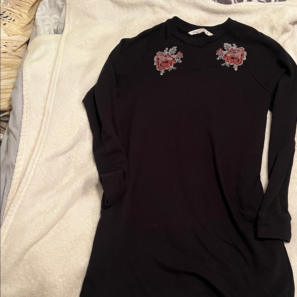 Elegant Sweatshirt Black Dress with Floral Embroidery M